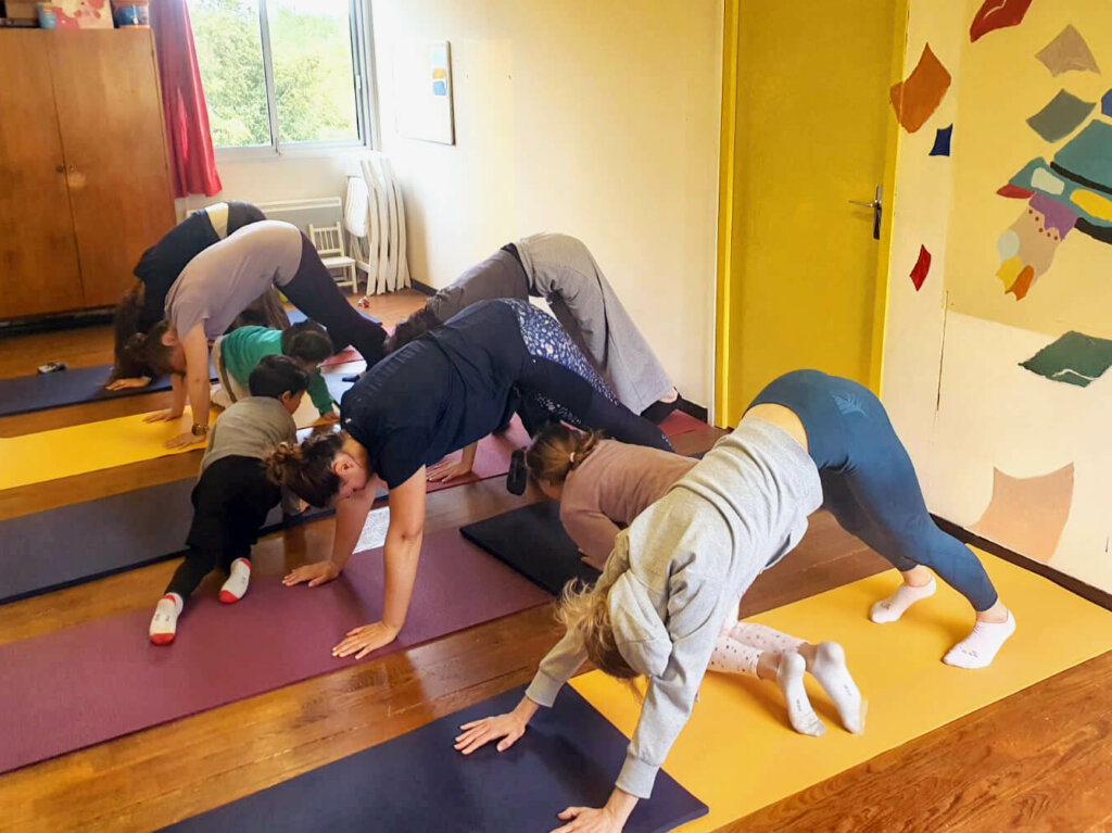 Yoga pendant l'atelier de Jeunes Pousses